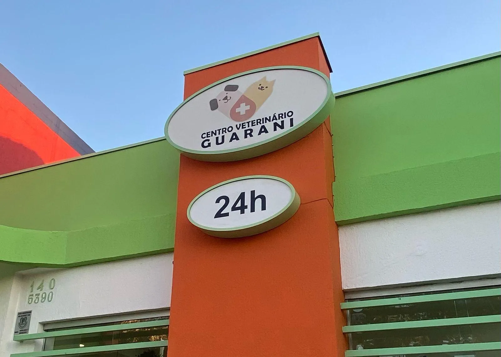 Fachada do Centro Veterinário Guarani com a placa 24h