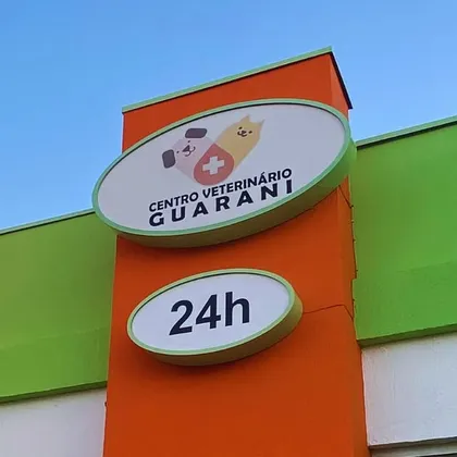 Totem laranja da fachada com o logo e o 24h
