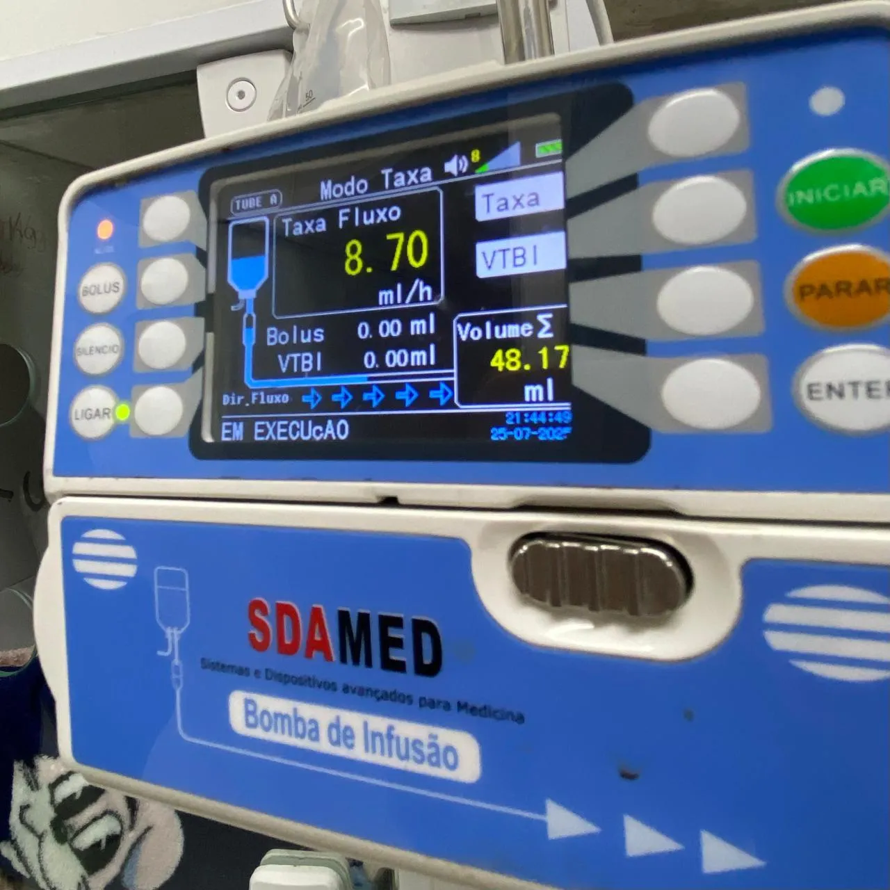 Bomba de infusão em funcionamento na internação da clínica